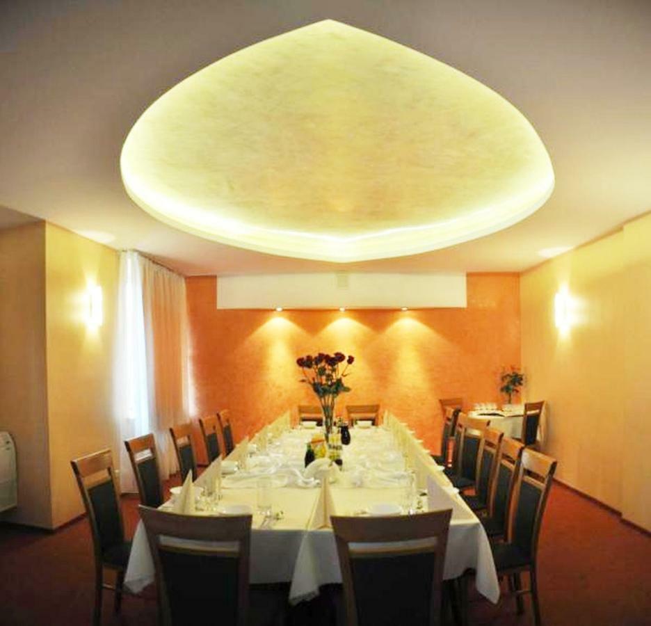 Hotel Iskra Жешув Экстерьер фото